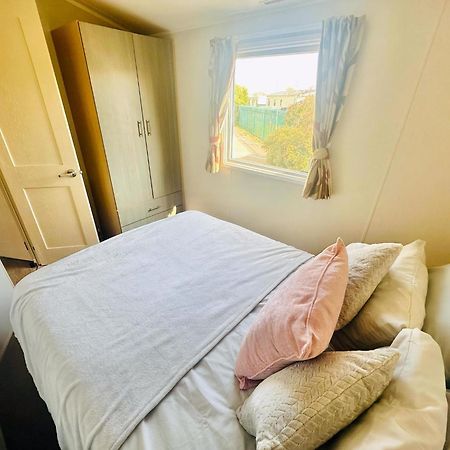 Great 8 Berth Caravan For Hire At Seawick Holiday Park In Essex Ref 27227Sw Clacton-on-Sea Exterior photo