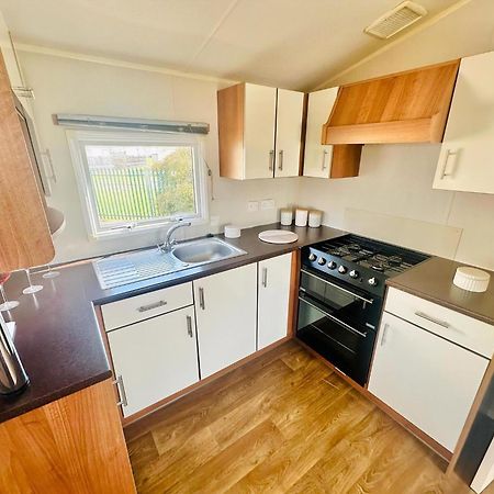 Great 8 Berth Caravan For Hire At Seawick Holiday Park In Essex Ref 27227Sw Clacton-on-Sea Exterior photo