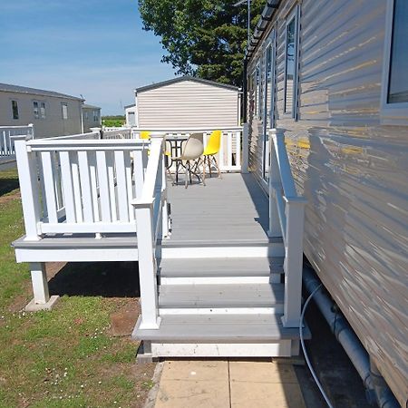 Great 8 Berth Caravan For Hire At Seawick Holiday Park In Essex Ref 27227Sw Clacton-on-Sea Exterior photo
