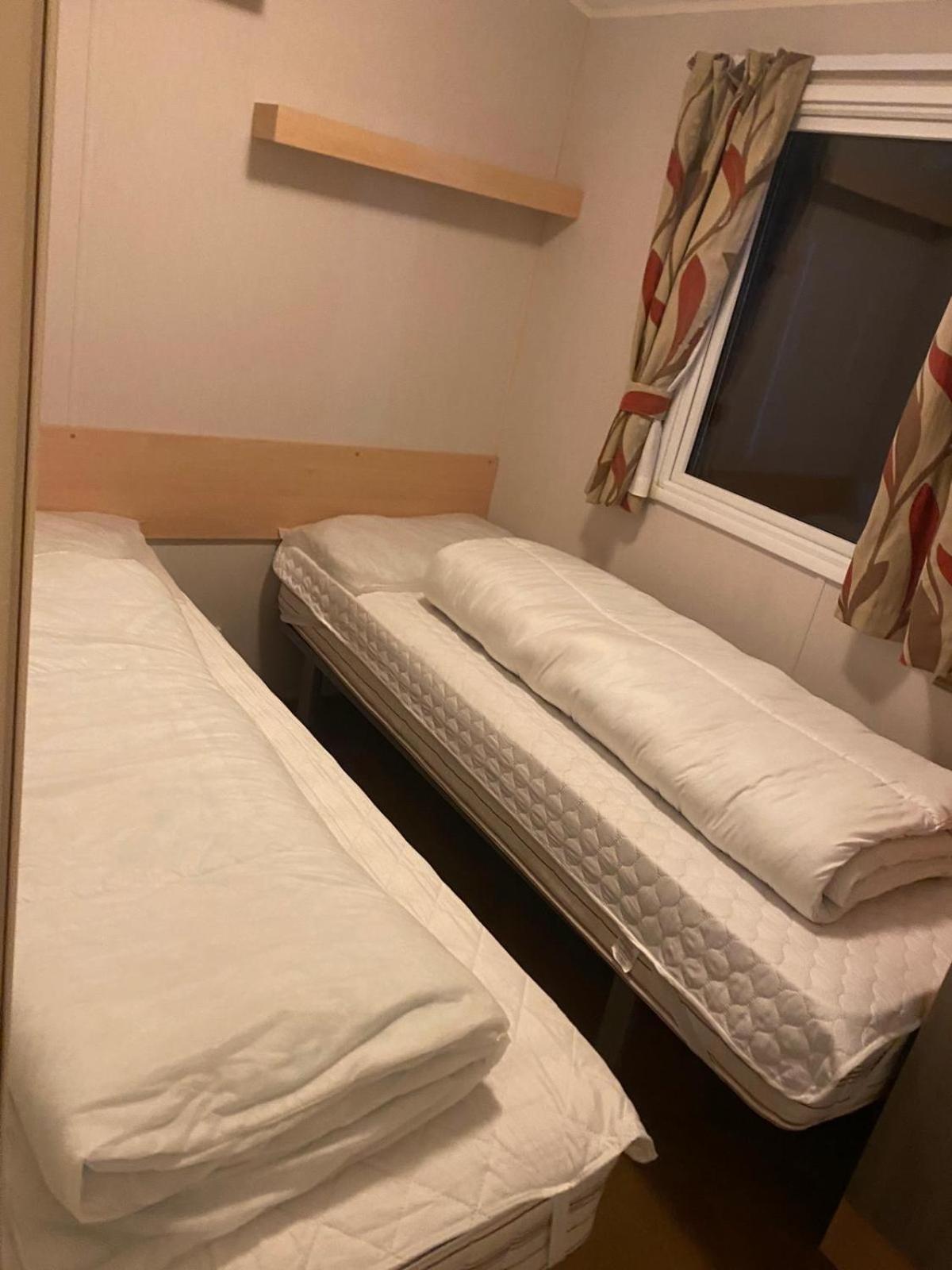 Great 8 Berth Caravan For Hire At Seawick Holiday Park In Essex Ref 27227Sw Clacton-on-Sea Exterior photo