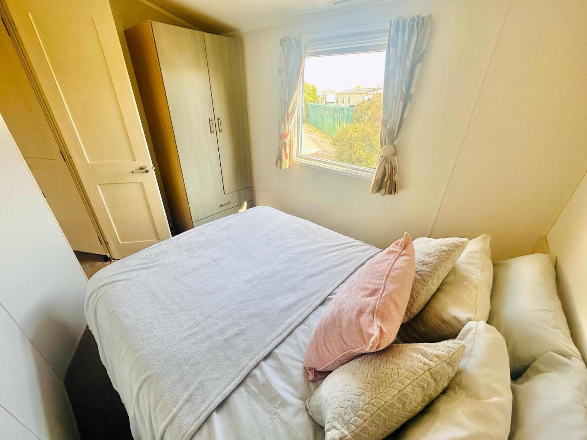 Great 8 Berth Caravan For Hire At Seawick Holiday Park In Essex Ref 27227Sw Clacton-on-Sea Exterior photo