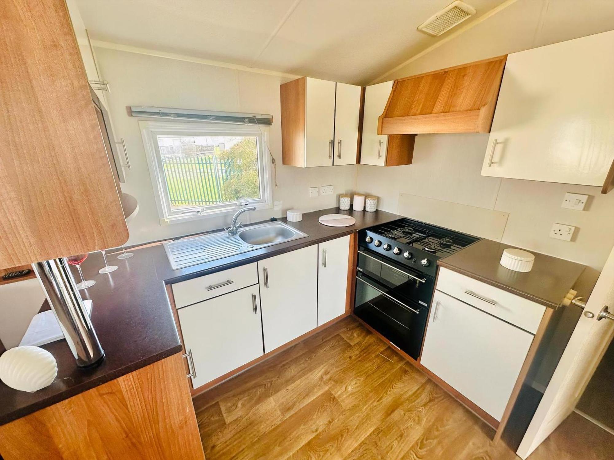 Great 8 Berth Caravan For Hire At Seawick Holiday Park In Essex Ref 27227Sw Clacton-on-Sea Exterior photo